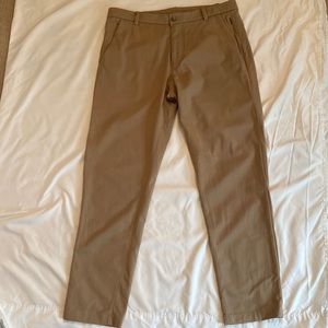 Lululemon athletic men’s  kaki pants
